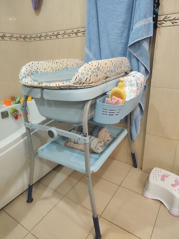 стульчик столик для ребёнка: CHICCO Итальянская Ванночка с пеленальный столиком. Имеется шланг для