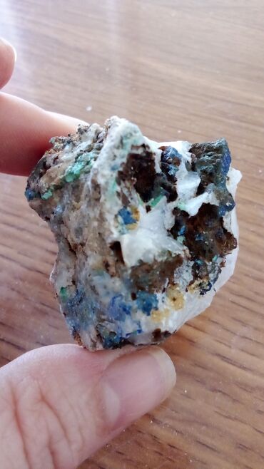 Kristali i minerali: Prirodni mineralni uzorak sa grubom, nepravilnom formom. Odlikuje se — 50