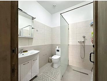 Продажа коттеджей и домов: 🏡 Продаётся современный дом в престижном районе Орто-Сай! 📐 Площадь — 8