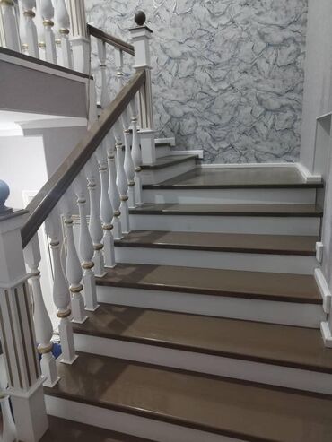 Деревянные лестницы: Прямая лестница из дерева с балясинами и поручнями, выполненная в — 9