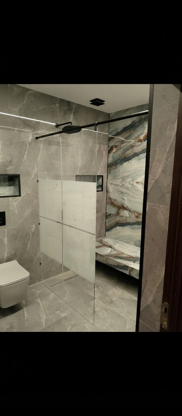 hamam tuşu: Müasir dizaynlı, şüşə duş kabinəsi. Qara rəngli çərçivəsi və baş duşu