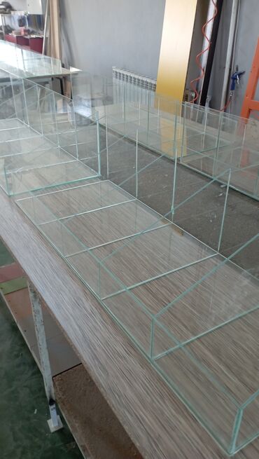 Mebellərin yığılması: Konfet və çərəz üçün vitrinlər sifarişlə hazırlanır — 15