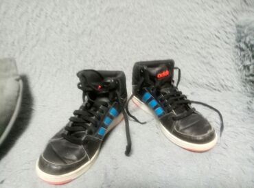 Кроссовки и спортивная обувь: Adidas firmasi ela veziyyetedir.Sekildeki kimi ter temizdir.Brend