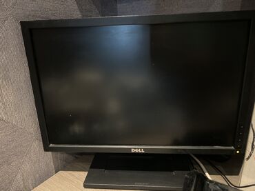 Monitorlar: Dell LCD monitor - Ekran ölçüsü: təxminən 22–24 düym (16:9 format) -