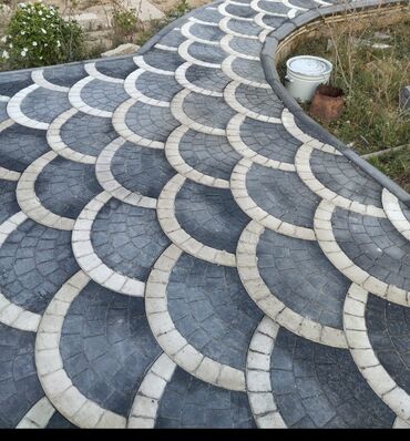 Kafel və metlax: Bej rəngli, düzbucaqlı formalı, təbii daş plitələr. İstənilən interyer — 40