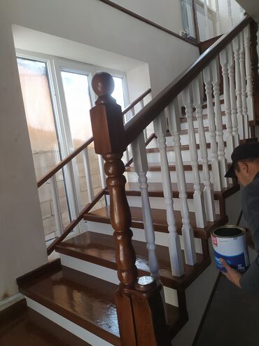 Деревянные лестницы: Деревянная лестница с окрашенными ступенями и белыми балясинами — 7