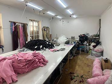 Другое оборудование для бизнеса: Сдаю цех в аренду внутри машинка оверлок и закройный стол поподробнее — 3