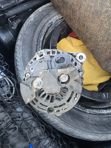 зарядные устройства для автомобильных аккумуляторов: Генератор Mercedes-Benz Оригинал