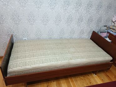 матрас 1.5 спальный цена: Односпальная кровать из дерева темно-коричневого цвета с матрасом