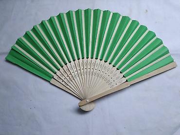 Ostali aksesoari: Lepeza drvena 21-22 cm. polovna.Cena za kom — 8