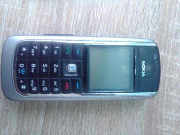 Retro Nokia mobilni telefon 6021 sa novim punjacem