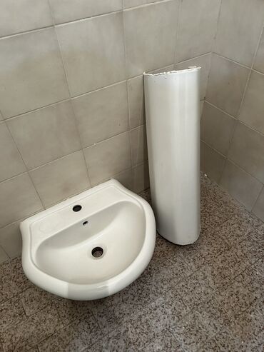 WC šolje i lavaboi: Umivaonik bele boje