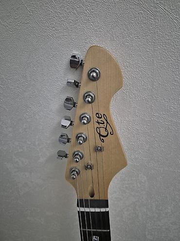 elektron gitara per page 40: Elektrik gitara – Strat tipli korpus, sunburst rəng keçidi — 2