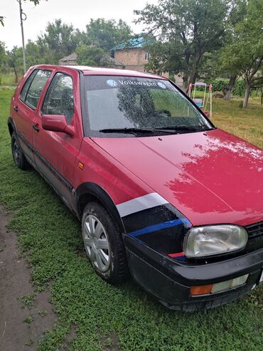 торпеда гольф 3: Красный хэтчбек Volkswagen Golf III с пятидверным кузовом. Автомобиль