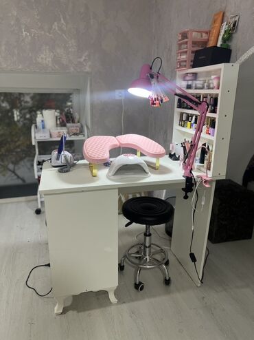 купить круглый стеклянный стол: Прямой стол, Без выдвижных ящиков, С полками, Нет кредита