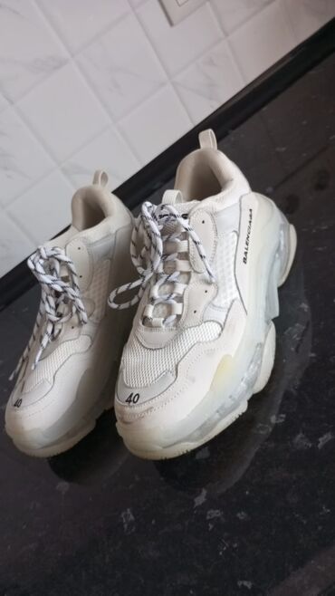 обувь белая: Продаю ботосы с европы носили пару раз состояние отличное. адрес