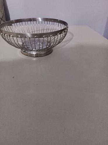 meyvə qablari: Metal materialdan hazırlanmış, gümüşü rəngli meyvə səbəti. Dəyirmi — 2