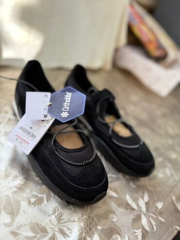оборудование для нижнего белья: Кроссовки, 38, Stradivarius, Новый, цвет - Черный, Самовывоз, Платная доставка