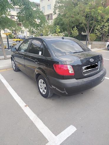 kia rio farası: Kia Rio sedan – qara rəng, kompakt və qənaətcil şəhər avtomobili — 9