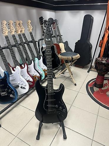 гитарные эффекты: Электрогитара типа Stratocaster в чёрном цвете (корпус, гриф и — 1