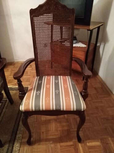Nameštaj: Stilska stolica iz 1950 godine, italijanske proizvodnje. Puno drvo