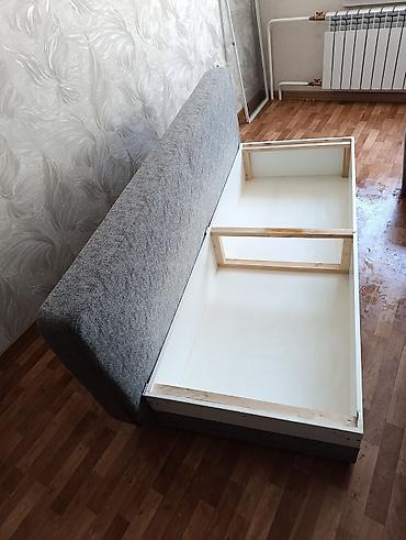 sofa: Диван-трансформер серого цвета с прямыми подлокотниками и тремя — 4