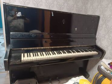 рояль steinway: Черное пианино с полноразмерной клавиатурой, оснащенное тремя педалями