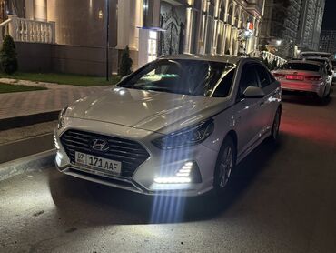 ключ соната: Hyundai Sonata серебристого цвета, модель 2018 года, с автоматической