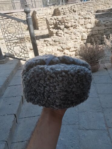 Kürklü papağın dairəvi forması klassik və müasir tərzi birləşdirir