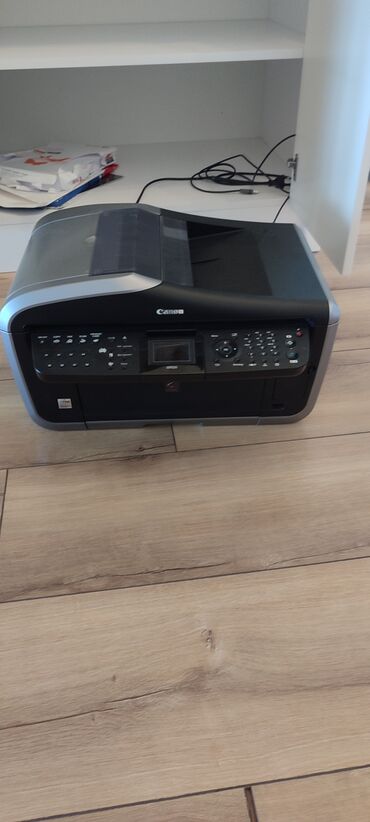 Printerlər: Canon Pixma seriyasından qara rəngli, çoxfunksiyalı printer. Bu