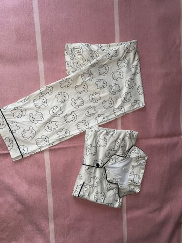 домашние халаты больших размеров: Белый пижамный комплект из двух частей, состоящий из рубашки с
