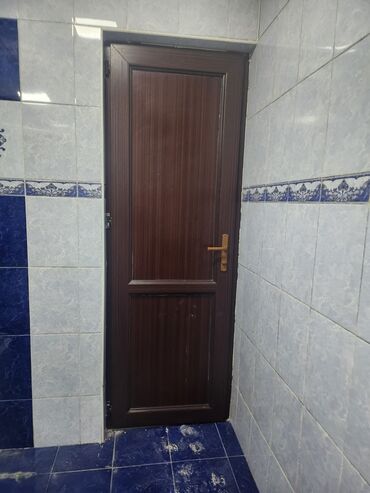 Напольные покрытия: Tünd qəhvəyi rəngdə taxta qapı, düzgün xətləri və klassik görünüşü ilə