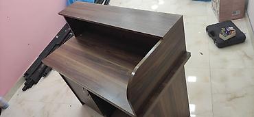 qoz: Ofis resepsiyon/iş masası – qəhvəyi ağac teksturalı MDF-laminate — 2
