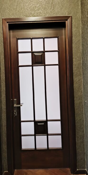 Bunker qapıları: Şüşə panelləri və taxta çərçivəsi olan bu daxili qapı, otaqlara işıq