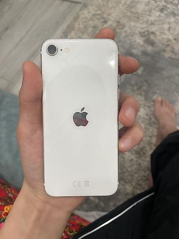 Apple iPhone: IPhone SE 2020, Б/у, 64 ГБ, Белый, Защитное стекло, 78 % — 1
