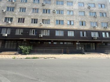 сдаю дом на длительный срок рядом просп жибек жолу бишкек: Помещение по улице Кийизбаева . 1 этаж жилого дома 320 м2 со свежим