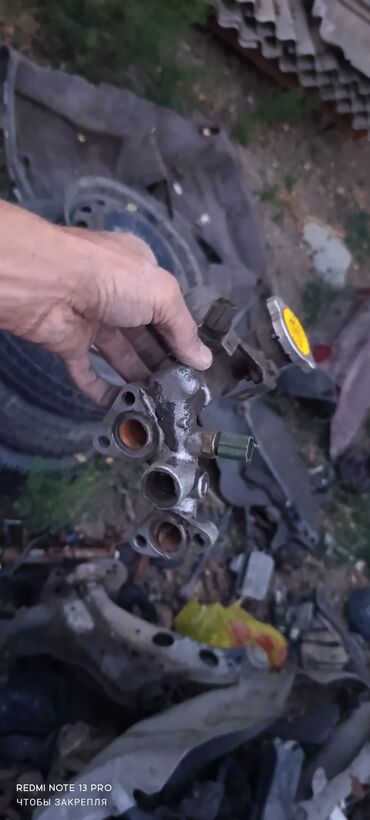 двигатель в сборе: Предлагаются различные автомобильные запчасти, включая детали системы