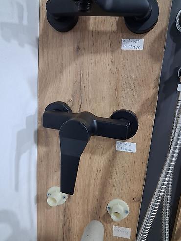 Mat qara rəngli divarüstü duş/hamam qarışdırıcısı - Minimalist — 1