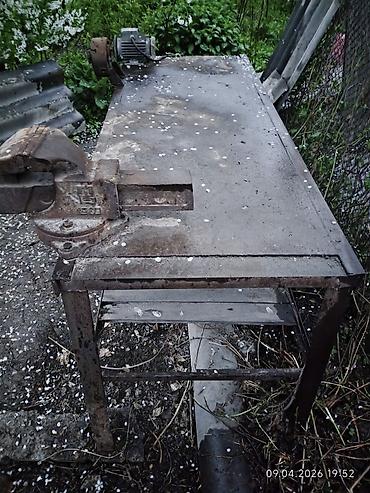 Тиски: Продаю комплект: 1) Металлический верстак (столешница ~8 мм, ножки — 8