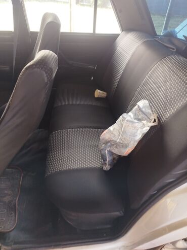 VAZ (LADA): VAZ 2107 sedan, ağ rəng. Klassik kuzov dizaynı, xrom ön barmaqlıq və — 4