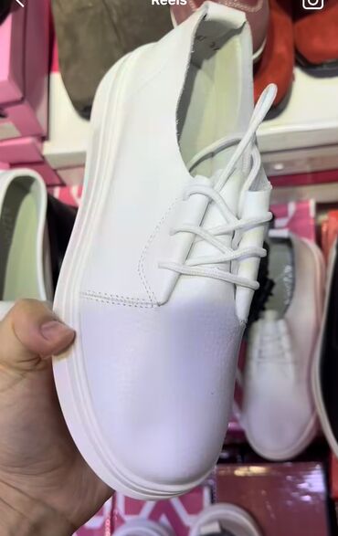 женские белые кроссовки: Продаю новую кожанную обувь 37 р натуралка