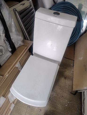 Hamam dolabları: Ağ unitaz tyulpan ikisi birlikde — 3