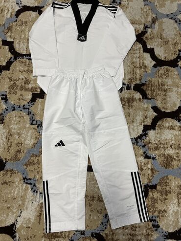 Спортивная форма: Кимоно, добок для тхэквондо Adidas (комплект из куртки, брюк и белого — 2