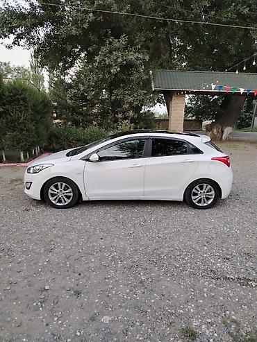 kredit avto aksesuar: Hyundai i30 hatchback – ağ rəng, 5 qapı, şəhər və uzun yol üçün rahat — 1