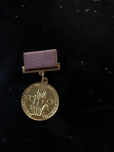 samdanlar ve saat: 7 Ədəd Sovet dövrünə aid nişan və medal dəsti Tərkib: - “Ударник XI — 5