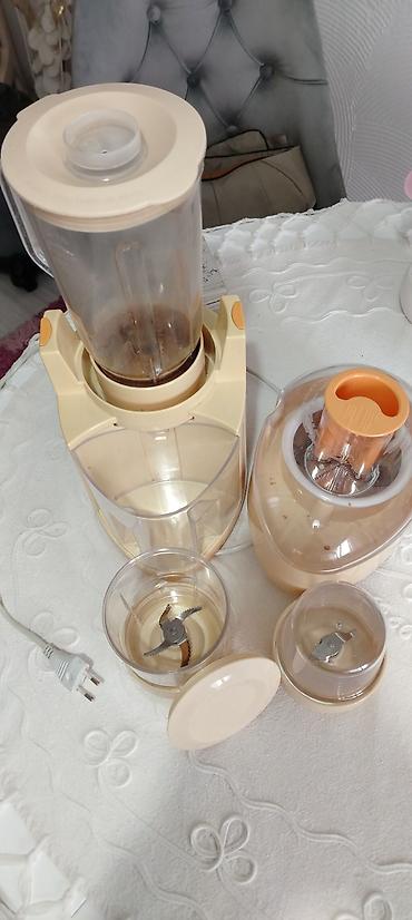giros aparat: Multipraktik, blender, sokovnik i secko, sve u jednom. Ima 4 različita — 3
