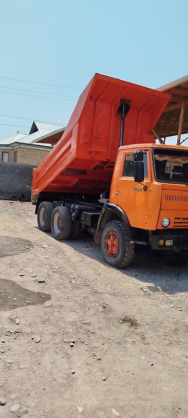 фронтальный погрузчик 3 кубовый: Самосвал КАМАЗ, оранжевого цвета, 6x4. Основные характеристики: - — 2