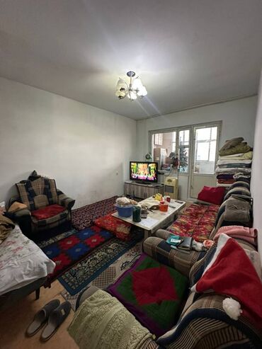 квартира берилет район ош базар: 1 бөлмө, 33 кв. м, Жеке план, 10 кабат, Эски ремонт
