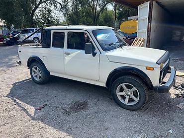 Унаа: ВАЗ (ЛАДА) 4x4 Niva: 2002 г., 1.7 л, Кол менен иштөөчү, Бензин, Пикап — 1
