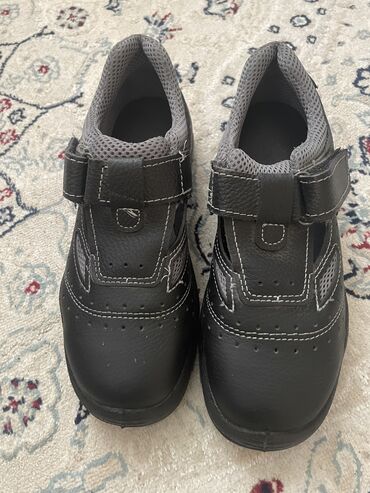 обувь мужская зимняя: Продаю состояние отличное новые 40 р 
Для строительных работ подойдут
